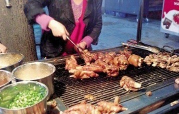 【案例】大學(xué)生“豬蹄哥”從地攤起步，一年賣出30萬只豬