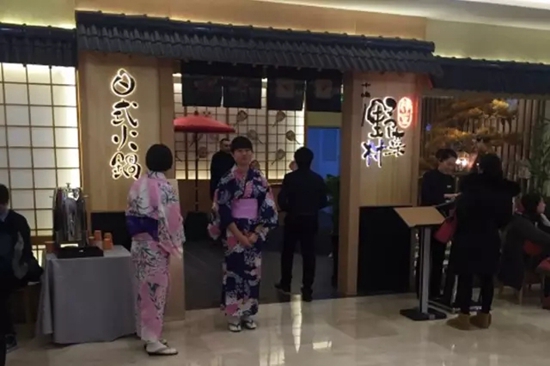 火鍋店關(guān)門潮之際，這家店憑啥開業(yè)就排隊(duì)？
