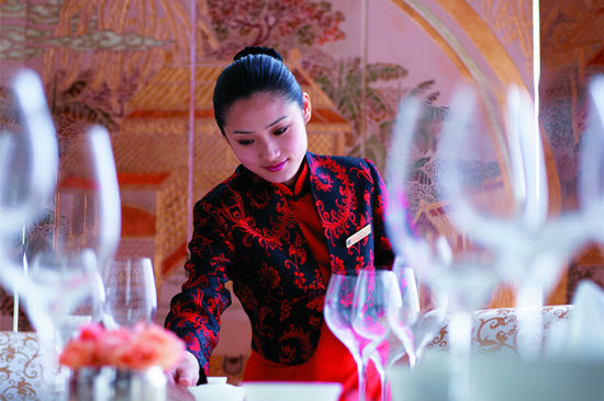 去一家餐廳用餐，你遇到過哪些尷尬的服務(wù)？|餐飲界