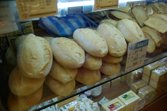 憂心餐廳倒閉，顧客用充值卡買一堆面包|餐飲界