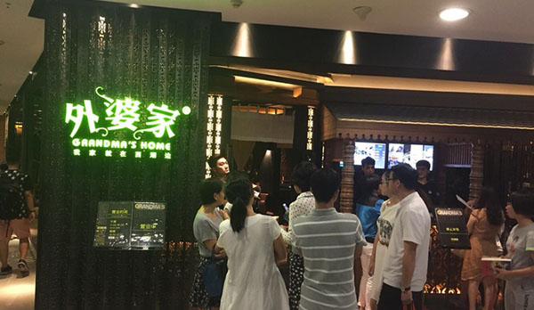 快來看?。∧棠毯屯馄糯蚱饋砹?！