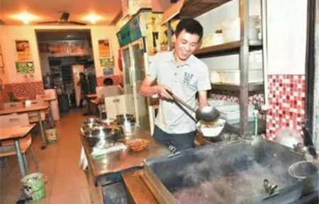 老人吃飯忘付飯錢，餐館老板“理解”感動(dòng)全國