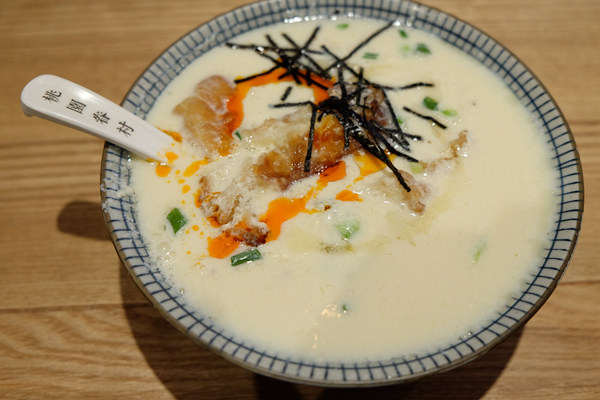 一碗豆?jié){12元，兩只包子26元…在餐飲寒冬，它靠什么讓顧客絡(luò)繹不絕|餐飲界