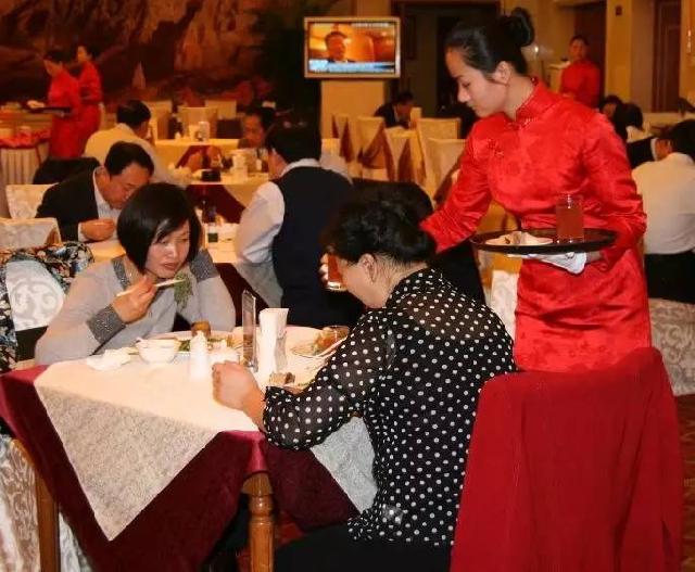 餐廳生意不好，老板竟然吃客人的剩菜……（看完沉默了！）|餐飲界
