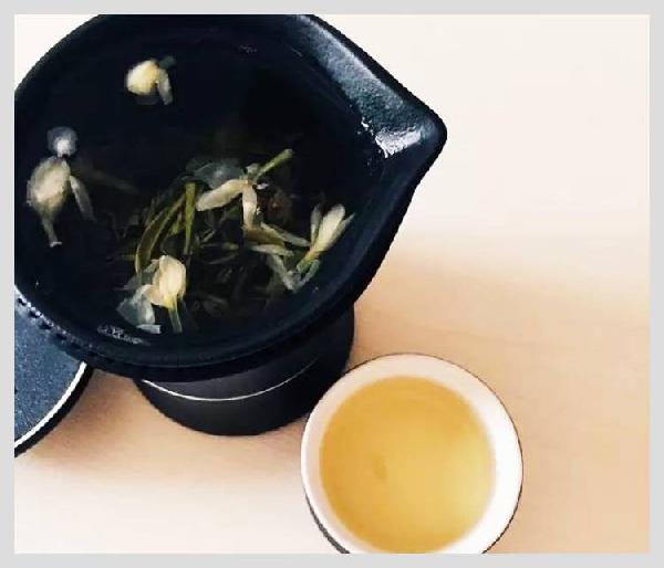 無印良品開了一家咖啡館，但主角是一款“性冷淡”的茶？|餐飲界