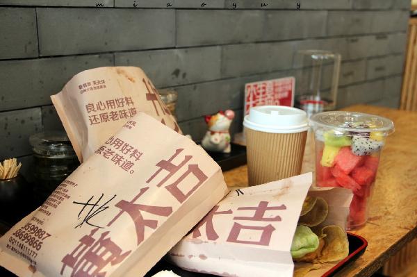 風(fēng)口上的同類，為何黃太吉關(guān)店過半，西少爺年入1億？|餐飲界