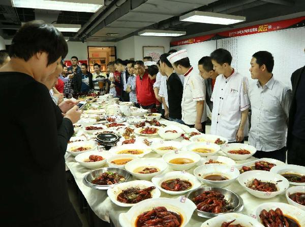 打造“白粉級(jí)”餐飲爆品，這個(gè)品類讓他一年瘋賣4個(gè)億