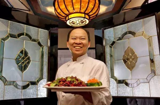 不懂英語！湖北農(nóng)村娃逆襲成美十家餐廳老板，被美國人封為功夫廚神！