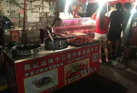 一天2000元銷售額，小龍蝦小推車模式有前景嗎？（上）