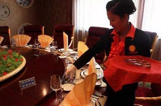 餐廳的老員工不服管，應(yīng)該怎么辦？|餐飲界