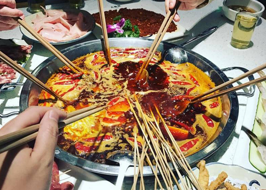 敢去紐約時(shí)代廣場(chǎng)秀肌肉，這個(gè)四川火鍋憑什么？