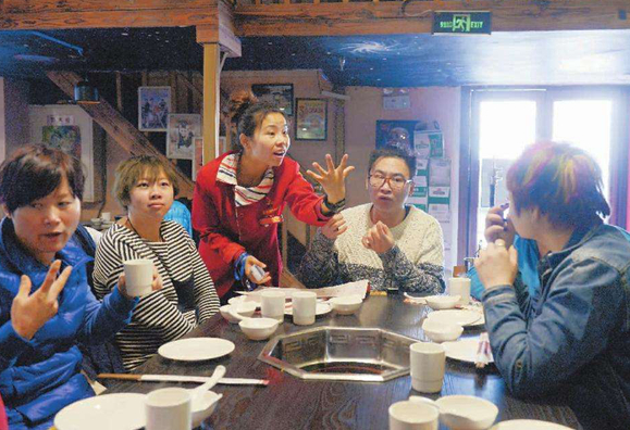 麗江一餐廳21名員工14名是聾啞人，點(diǎn)菜用iPad打手語