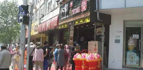 倆老太造謠新開店的蛋糕肉松是棉花做的，被拘留5天