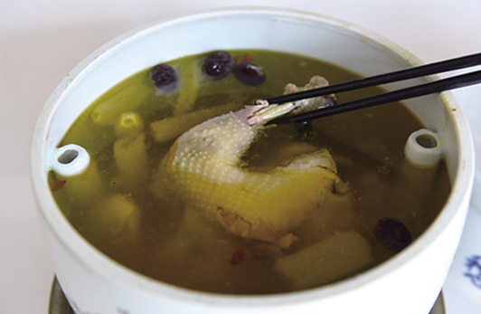 從放棄“鐵飯碗”到創(chuàng)辦餐飲企業(yè) 這道百年“雞湯”能否溫潤(rùn)你的心靈？