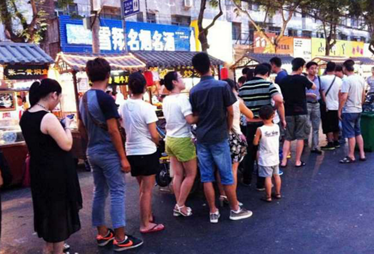 網(wǎng)紅餅店雇人排隊(duì) 20人隊(duì)伍有7人都是托