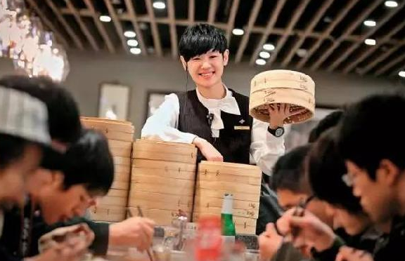 鼎泰豐員工忠誠(chéng)度高、服務(wù)水平強(qiáng)的秘密原因是？