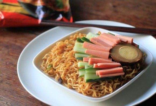被外賣“打敗”的不只方便面，還有好搭檔火腿腸|餐飲界