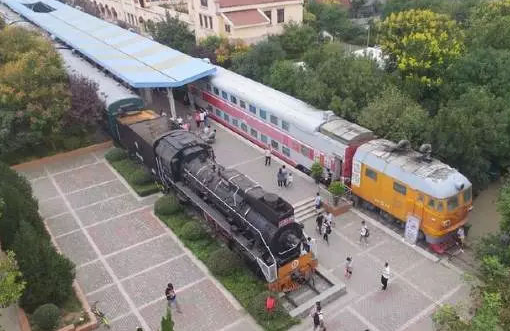 在火車上開美食街，一列車廂一個(gè)門店，租客瘋搶，人氣爆棚