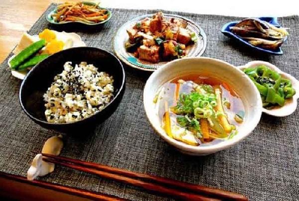 大肆擴(kuò)張的日料比艱難前行的中餐，到底好在哪？|餐飲界