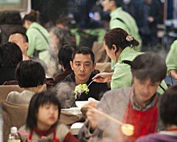 海底撈“變態(tài)”服務(wù)再升級！這次用的是黑科技……|餐飲界
