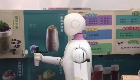 機(jī)器人“入侵”奶茶店，搞噱頭還是真有料？ 來(lái)源：咖門    作者：李沐      2017-10-27 08:37      973