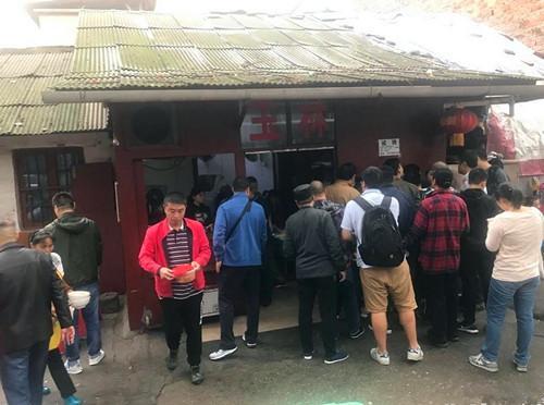 這家開(kāi)了35年的老長(zhǎng)沙米粉店，6塊錢一碗，6點(diǎn)就開(kāi)始排隊(duì)了|餐飲界
