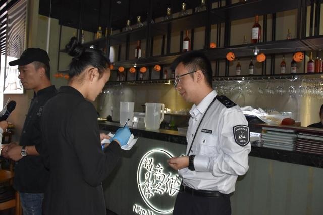 韓寒在深圳的餐廳再被查，后廚餐具堆地上降C！