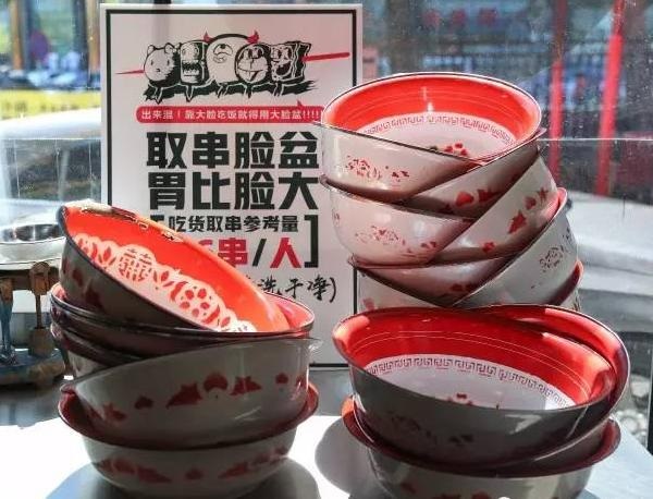 “流氓”餐廳靠6毛錢串串，日流水近4萬
