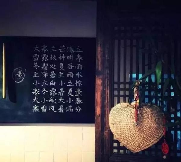 這家不足10平米的小店，只有一張桌子，無肉無酒，卻治愈了無數(shù)的過客
