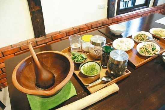 自學(xué)成才的成都老大叔，賣又貴又囂張的一碗面為啥還是生意比你好？