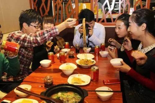 客流劇增、人員混亂，春節(jié)要怎么值班才能讓顧客滿意，讓自己多賺？