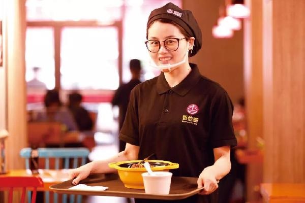沒有廚師，無人點餐！他4年開出300多家店，日銷高達10萬碗！