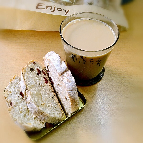 茶顏書香“茶飲+歐包”的輕餐飲模式，備受消費者歡迎