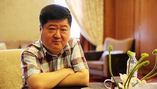 他靠4張餐桌起家15年成餐飲首富，今公司股票面臨拍賣或丟控制權
