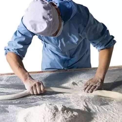 發(fā)獎(jiǎng)金，給廚師配保姆留住員工？但論留人還是海底撈牛