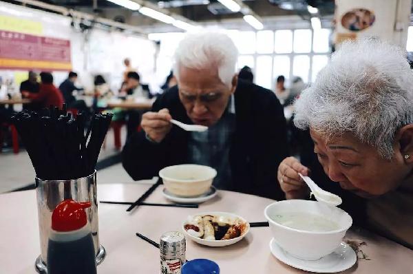 老順德人開的粥店，不僅在香港站穩(wěn)腳跟，還得到了周潤發(fā)的喜歡
