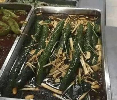 食堂大媽又出新菜啦！綠雞腿炒火龍果靠邊站，這才是黑暗料理！