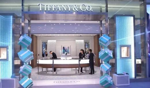 從時尚到過時，Tiffany藍是這樣一步步被餐飲人用廢的！