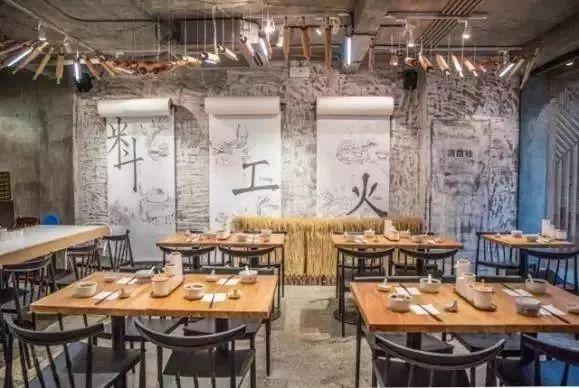 “網(wǎng)紅”茶飲店后廚臟亂差，網(wǎng)紅：這個(gè)鍋我們不背！