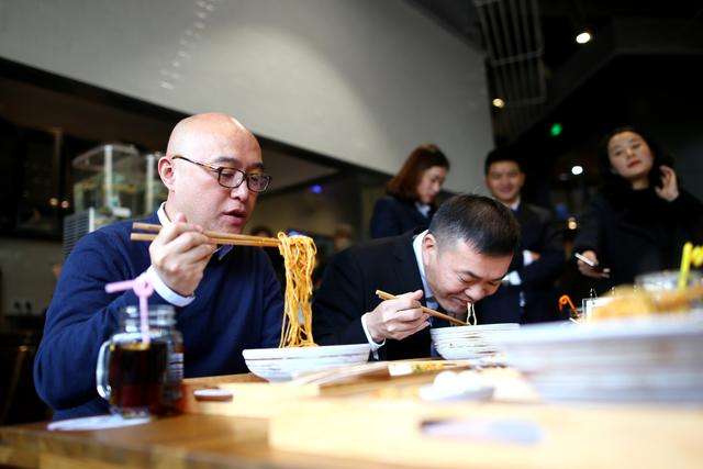 孟非小面將再關(guān)一家店，欲改做麻辣方便食品