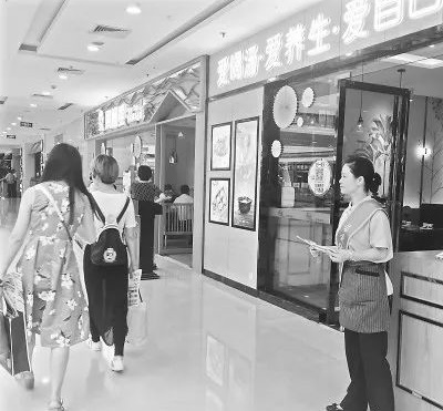 這就是餐飲的未來嗎？年輕人當(dāng)老板，大媽大嬸當(dāng)服務(wù)員