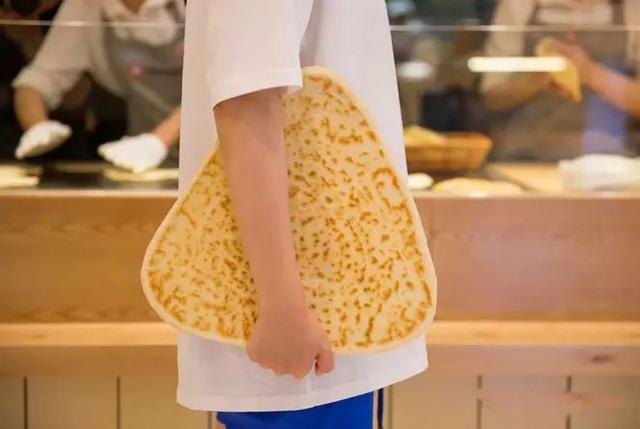 不斷“試錯”的西貝，這次開了家“三角肉夾饃+咖啡”的餐廳……