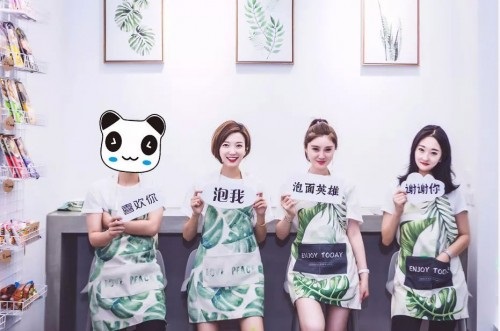 90后美女網(wǎng)紅開“泡面英雄”餐廳，日入3萬走紅網(wǎng)絡(luò)