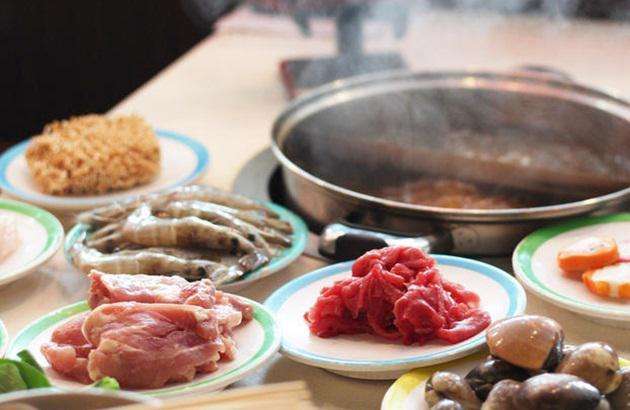 一家四口吃火鍋“涮”餐巾紙賴(lài)店家“加料” 不料被監(jiān)控全程拍下