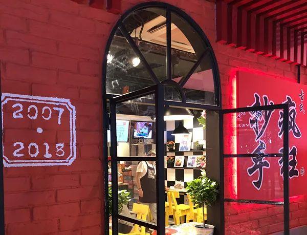 不到20種產(chǎn)品，8個(gè)餐位，日銷過萬。TA是最早的“網(wǎng)紅”！