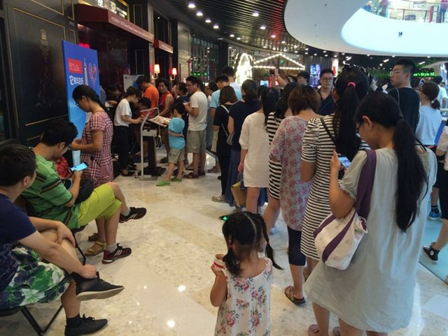 店外排隊(duì)，店里客人坐著聊天不走，我該怎么辦？