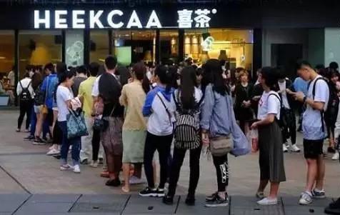 為啥店門口排隊(duì)的總是喜茶？不僅僅因?yàn)槔习迨?0后！