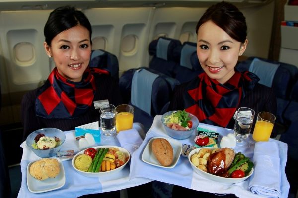多航空公司取消免費餐飲 以后坐飛機(jī)真要帶泡面了？