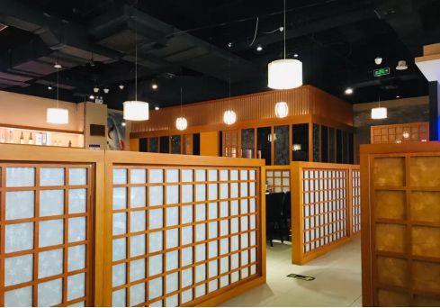 在競爭激烈的日料紅?！耙倭⒉坏埂?，這家日料老店做對了什么？