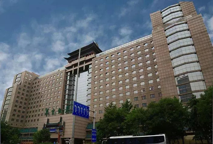 京東買下翠宮飯店辦公用？透過(guò)高端飯店的衰落看餐飲 | 餐見